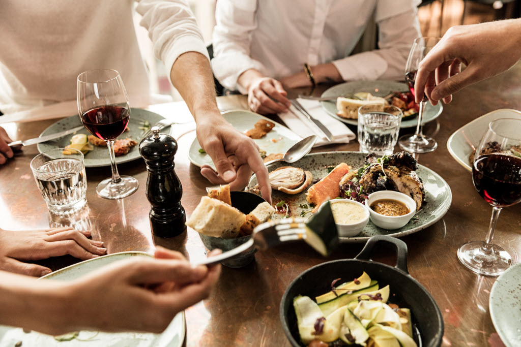 Urheberrecht: Linda Alfvegren
info@lindaa.se Sharing dinner
